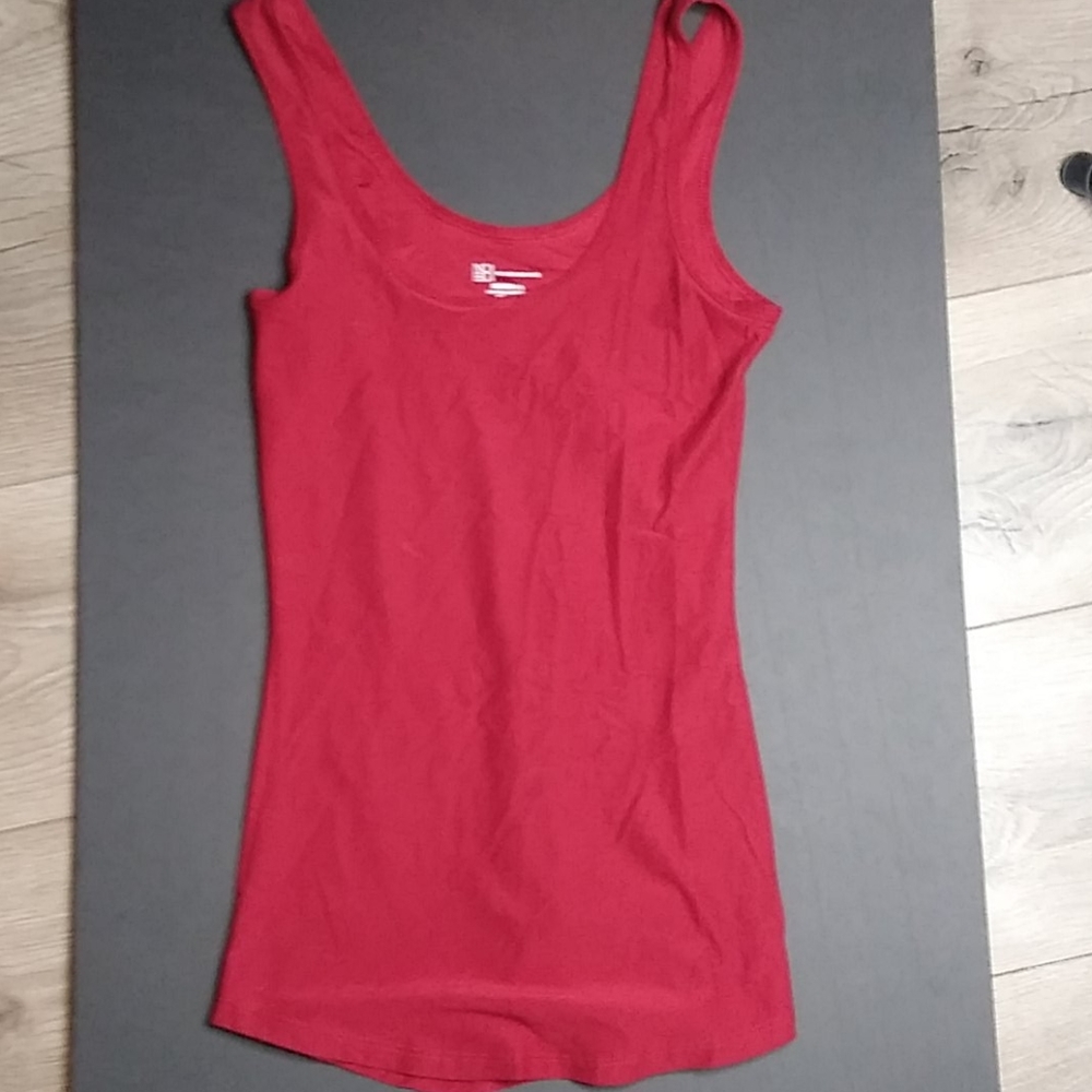 maroon tank top
